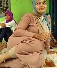 Красивая индонезийская мама в хиджабе
