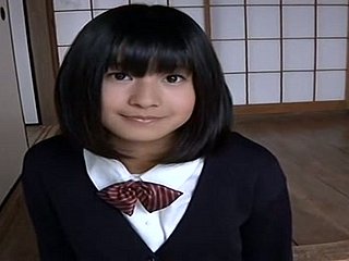 Linda chica universitaria japonesa se ve X en su uniforme