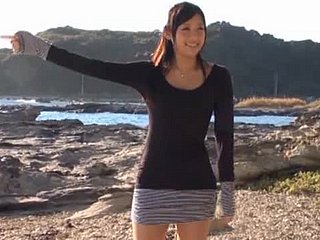 Japanische Hottie Nana Ogura bekommt ihre Muschi down einer Höhle spielte