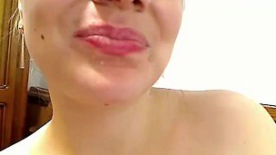 Perish geile Hausfrau ermöglicht es ihrem Ehemann, seine Ladung in ihrem offenen Mund auf der Webcam zu schießen