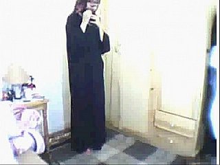 Arabisches Mädchen betet dann masturbiert und masturbiert