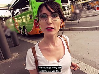 Người Đức Emaciate Partisan Teen Pickup tại Trạm xe buýt công cộng để quan hệ tình dục rủi ro