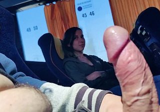 Remaja orang asing menghisap batang di dalam bas