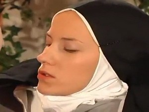 راهبة يعطي Nuisance لها الكاهن