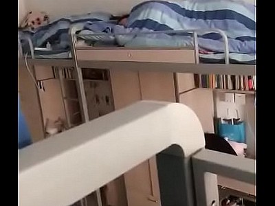 Establishing webcam étudiant dans glacial chambre de dortoir