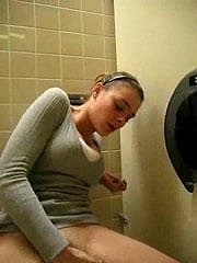 Mädchen Überraschung während des Orgasmus in der Toilette !!!
