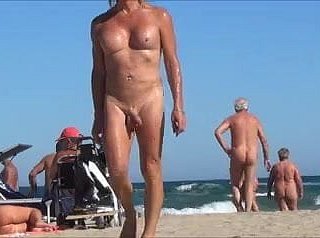 गुदा गहना गुलाब की कली के साथ नग्न समुद्र तट में receiver