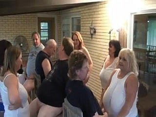 Full-grown BBW Sluts saugen Hahn in der Gruppe Spaß