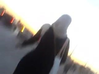 Off colour hijab wandelen ass