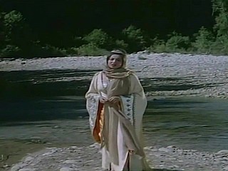 Samira Toufik dalam greatcoat 'Bento Aantar'