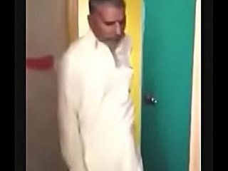 پاکستانی چاچی کو دو بوڑھے آدمی کی طرف سے بھاڑ میں جاؤ