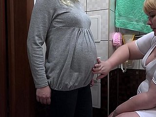 Een verpleegster zorgt voor een zwangere milf melkachtig klysma to harige kut en massages haar vagina. Procedures onverwacht to orgasme beëindigen. Talisman lesbiennes.